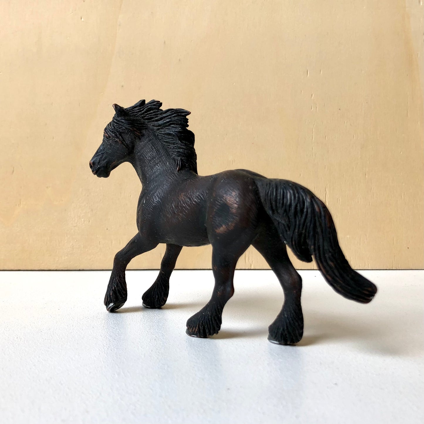 Figurine Jument frison