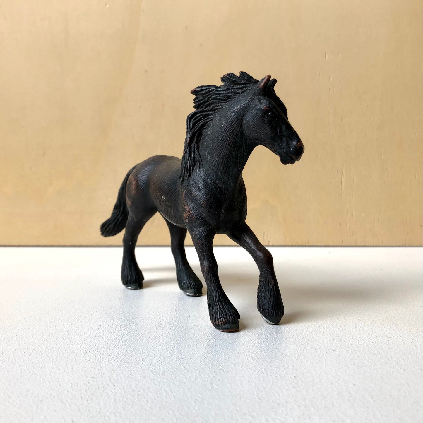 Figurine Jument frison