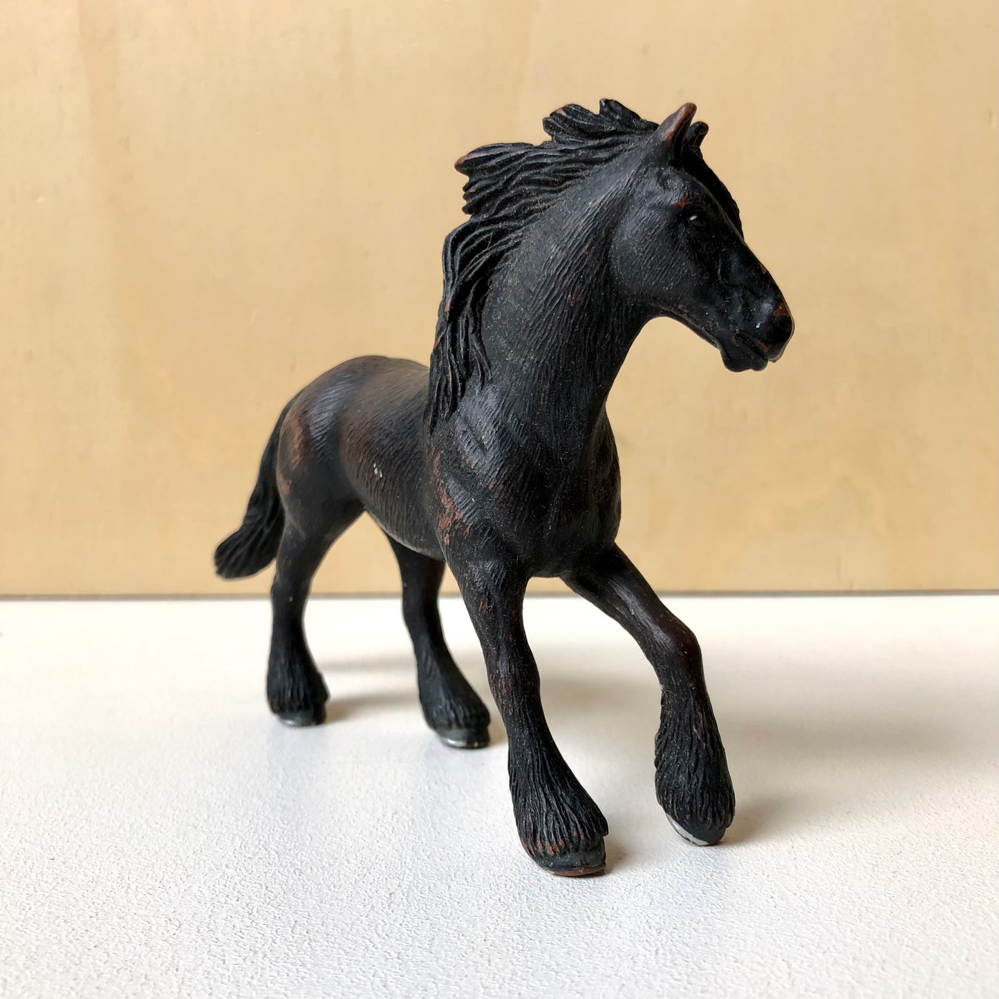 Figurine Jument frison