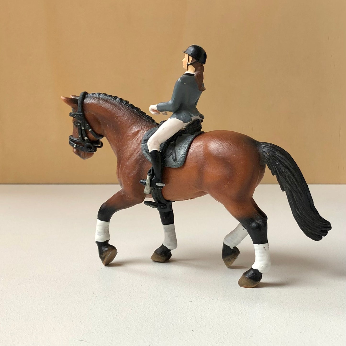 Cavalière de saut d'obstacles et son cheval