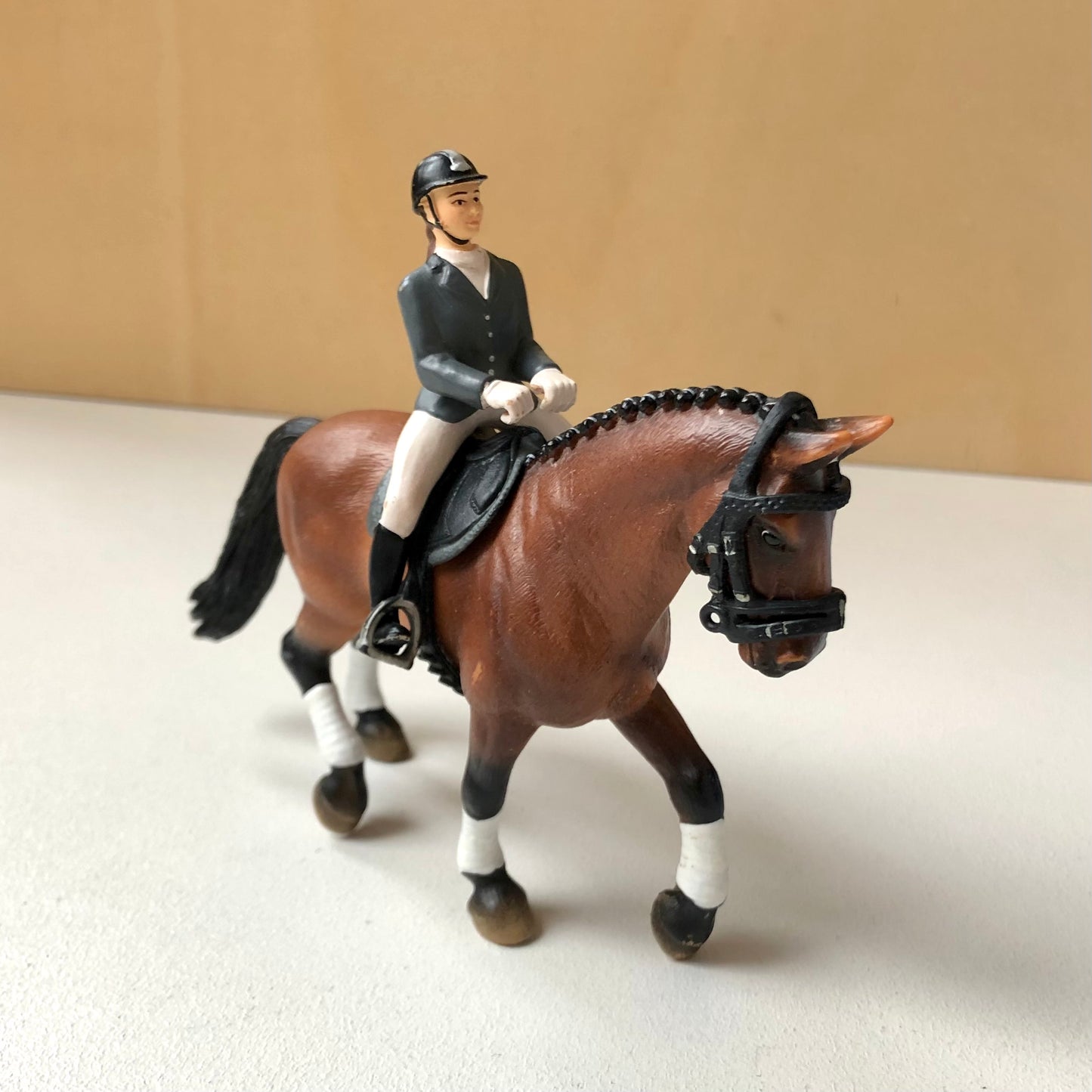 Cavalière de saut d'obstacles et son cheval