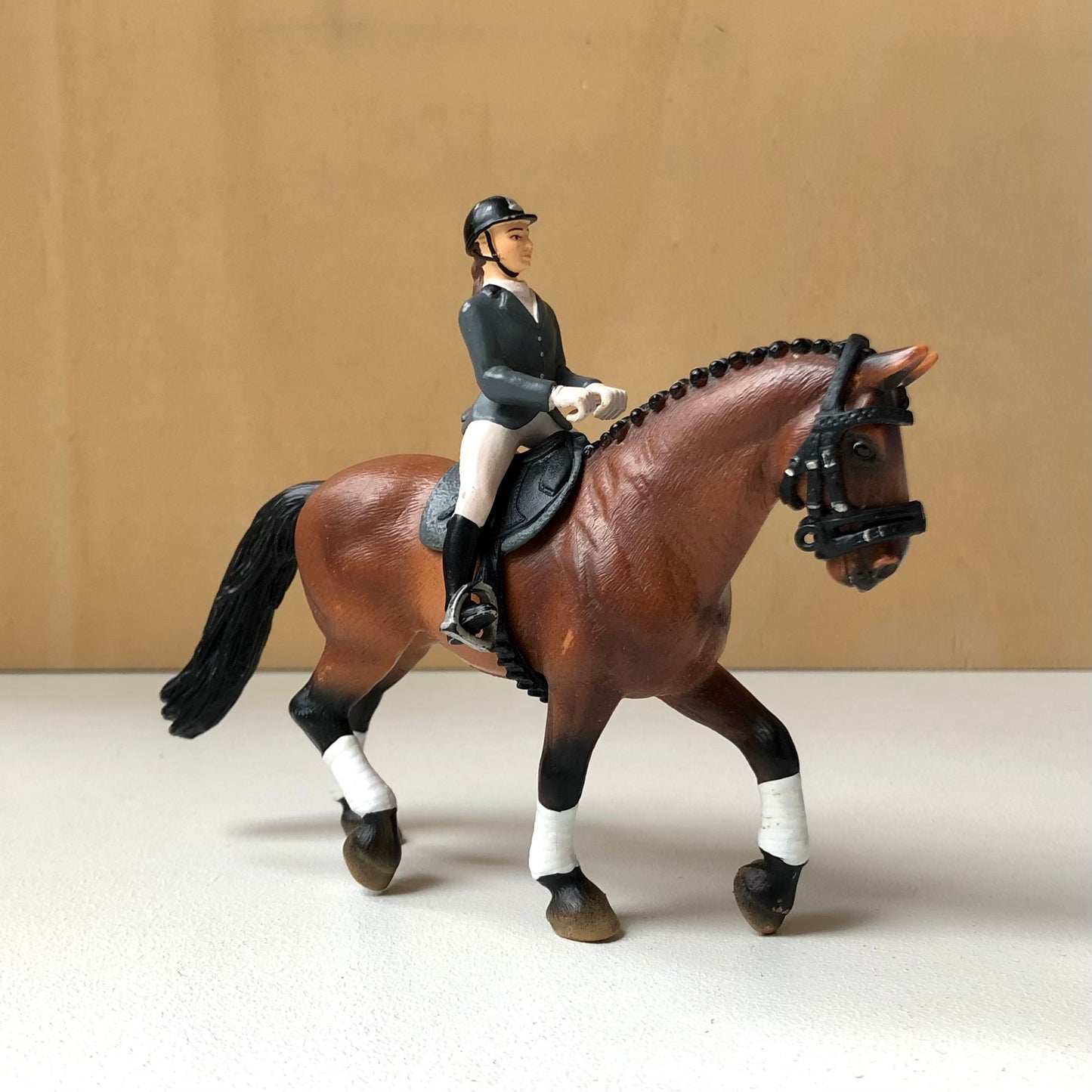 Cavalière de saut d'obstacles et son cheval